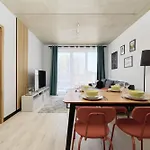 Fresh & Stylish In With Parking & Balcony By Renters Apartment *