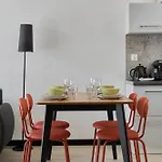 Apartment Fresh & Stylish In With Parking & Balcony By Renters