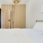 Apartment Fresh & Stylish In With Parking & Balcony By Renters *