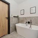 Apartment Fresh & Stylish In With Parking & Balcony By Renters Poznan