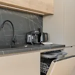 Apartment Fresh & Stylish In With Parking & Balcony By Renters