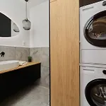 Fresh & Stylish In With Parking & Balcony By Renters Apartment *
