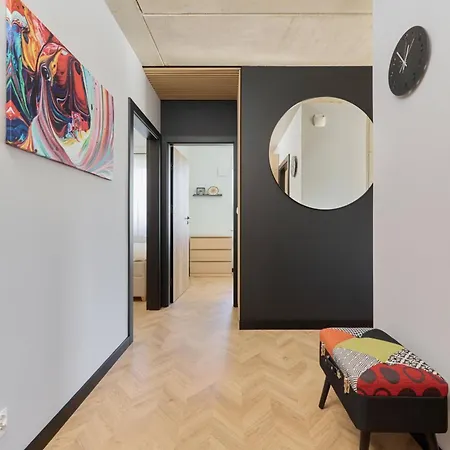 Fresh & Stylish In With Parking & Balcony By Renters Apartment *